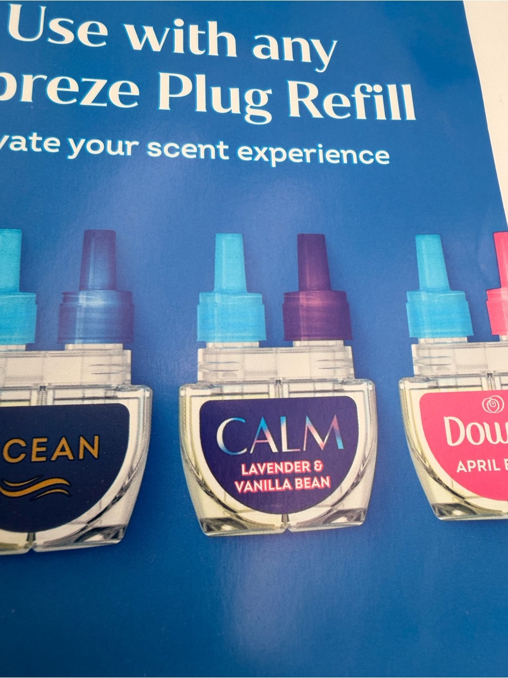 Febreze White Plug-In Air Freshener Diffuser 2 Refills - Picture 7 of 7